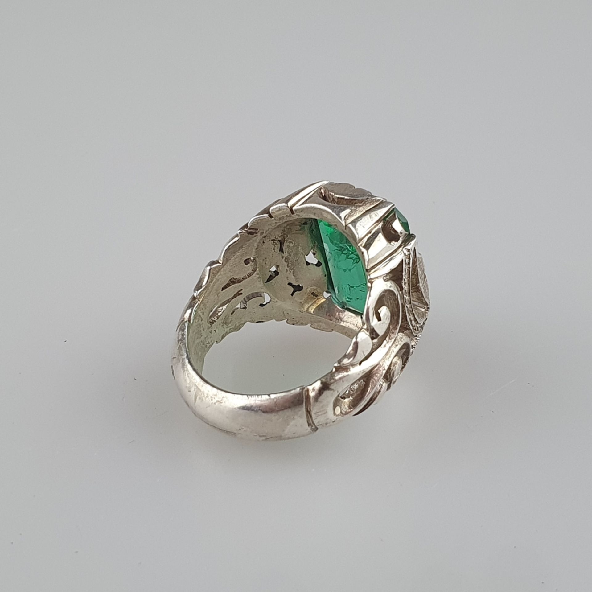 Schwerer Herrenring mit Smaragd - Silber massiv, Fassung ornamental durchbrochen, Ringkopf besetzt - Image 3 of 8