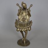 Glockenspieler - Bronze, vollrunde Darstellung eines Musikers mit Glockenspiel und zwei Schlägeln,