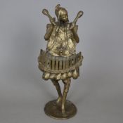 Glockenspieler - Bronze, vollrunde Darstellung eines Musikers mit Glockenspiel und zwei Schlägeln, 