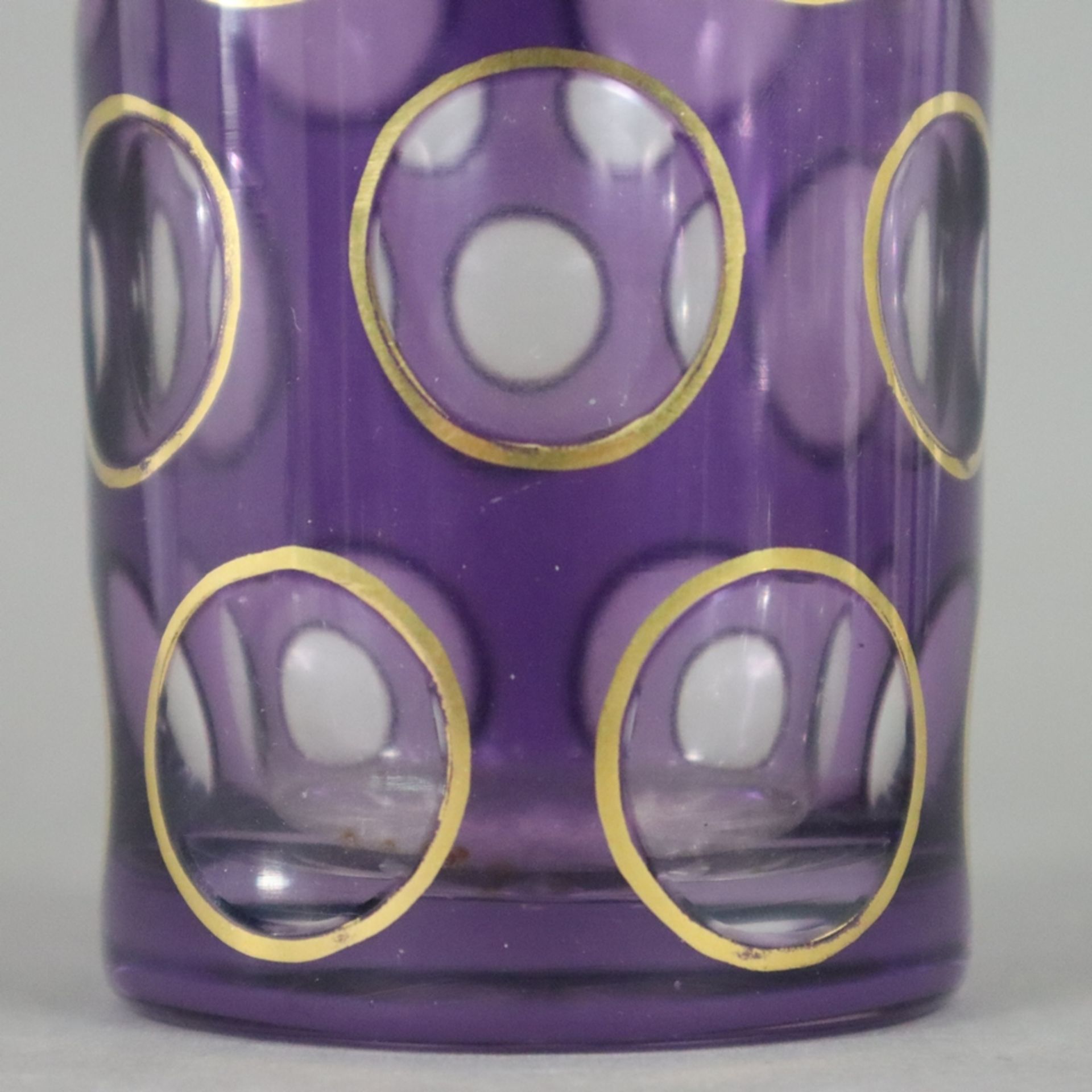 Glasbecher - Böhmen Anfang 20. Jh., farbloses Glas, violettfarben überfangen, zylindrische Wandung - Image 3 of 4