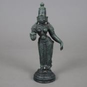Figurine der Parvati - Südindien, Kupferlegierung, grüne Patina, auf einem vereinfachten Lotospodes