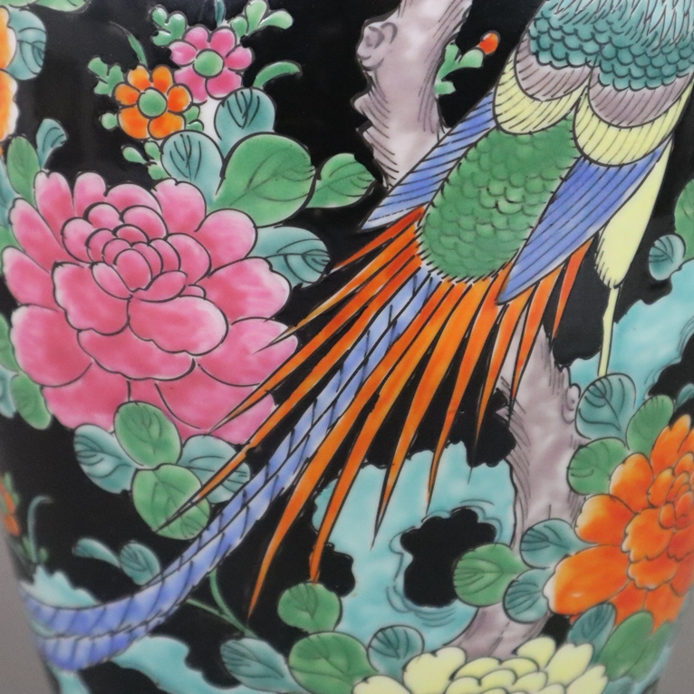 Vase mit glückverheißenden Motiven - China 20.Jh. gebauchter Balusterkorpus, auf schwarzem Fond üpp - Image 7 of 11