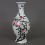 Pfirsichvase - China, elegante Balusterwandung mit ausgestellter Mündung, Porzellan mit Bemalung in