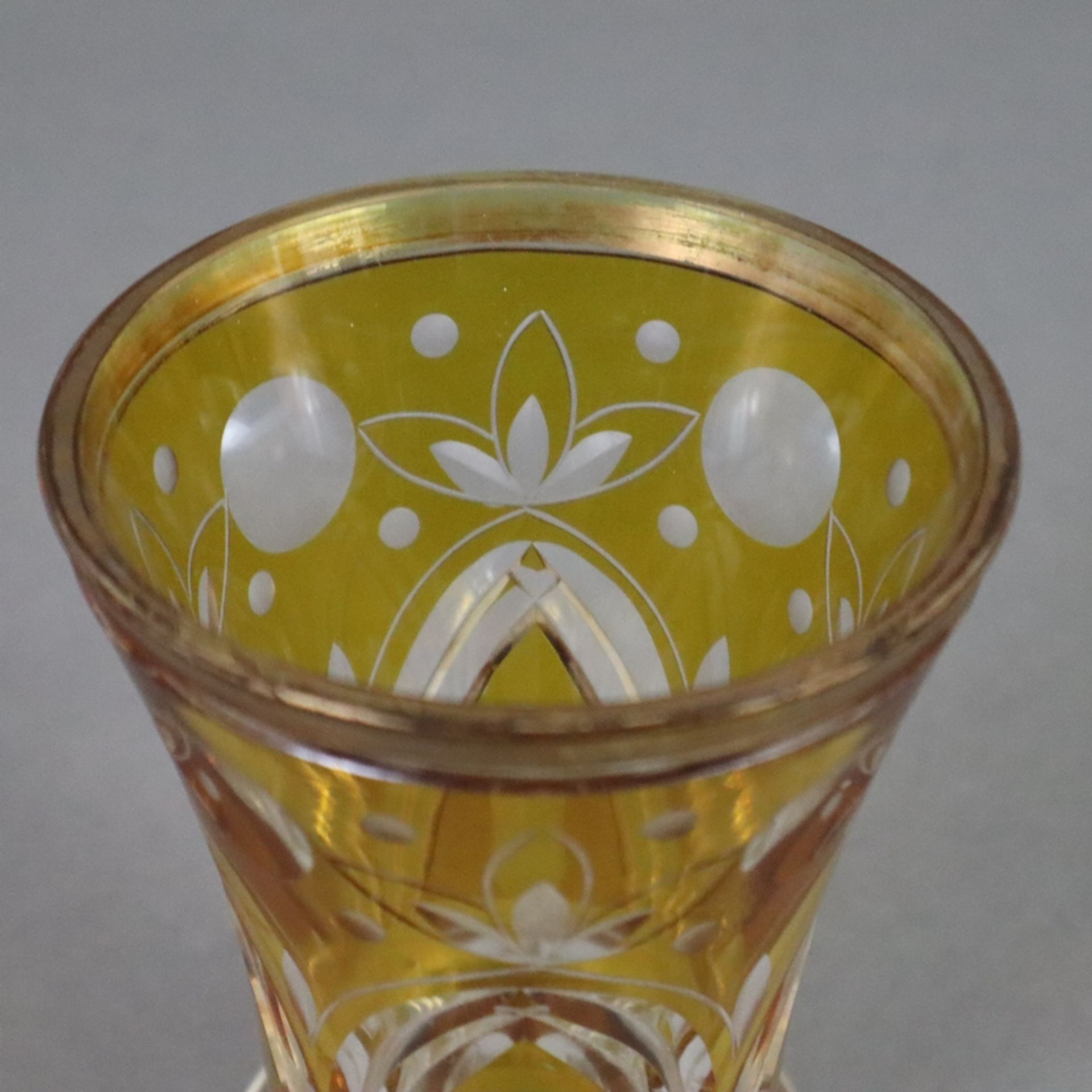 Ranftbecher - Böhmen, 19.Jh., farbloses Glas, mit Schnitt- und Schliffdekor, gelb lasiert, Goldstaf - Image 2 of 6