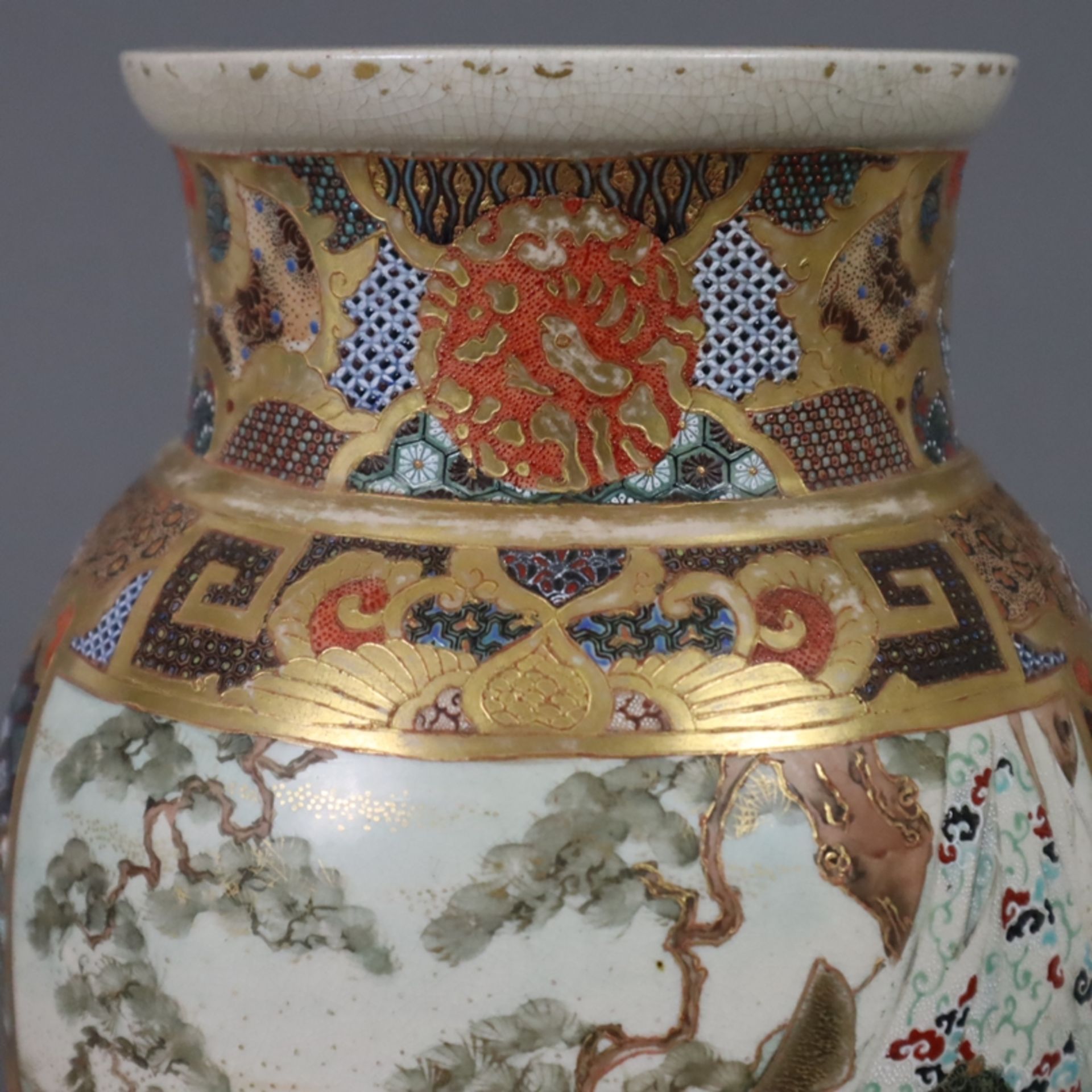 Satsuma-Vase mit Szenen aus dem alten Japan - Japan, Meiji-/Taishō-Zeit, elfenbeinfarbener Scherben - Bild 2 aus 12