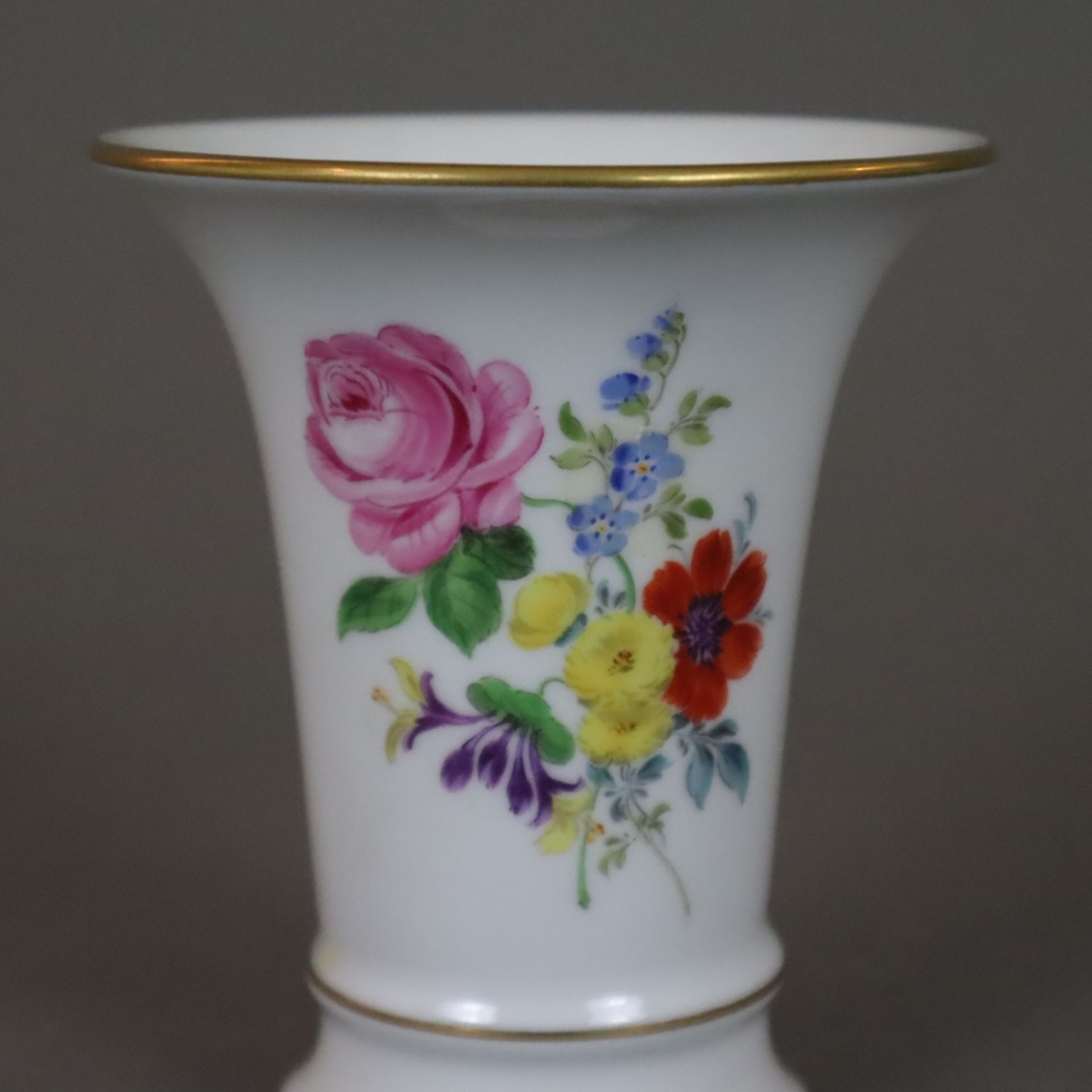 Miniaturvase - Meissen, 20.Jh., polychromer Blumendekor, Porzellan, polychrome Bemalung mit Blumena - Bild 2 aus 6