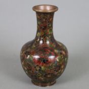 Cloisonné-Vase - Japan, Meiji-Zeit, kleine Langhalsvase mit gebauchter Wandung, polychromer Zellens