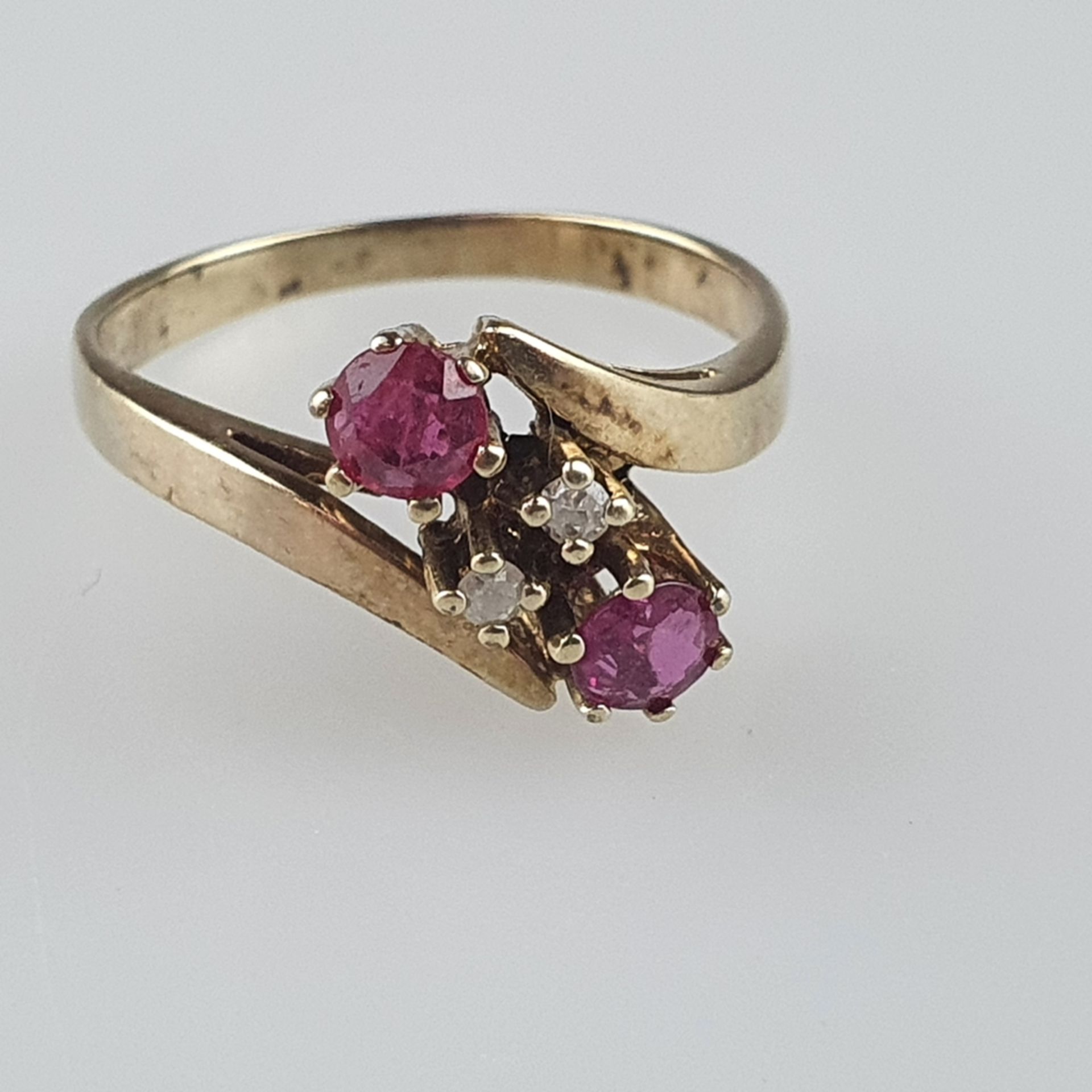 Rubinring mit kleinen Diamanten - Gelbgold 585/000, Ringkopf besetzt mit zwei facettierten Rubinen  - Bild 3 aus 6