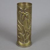 Grabenarbeit- Vase - WK I., Jugendstilvase aus einer Granathülse, zylindrischer Messingkorpus mit f
