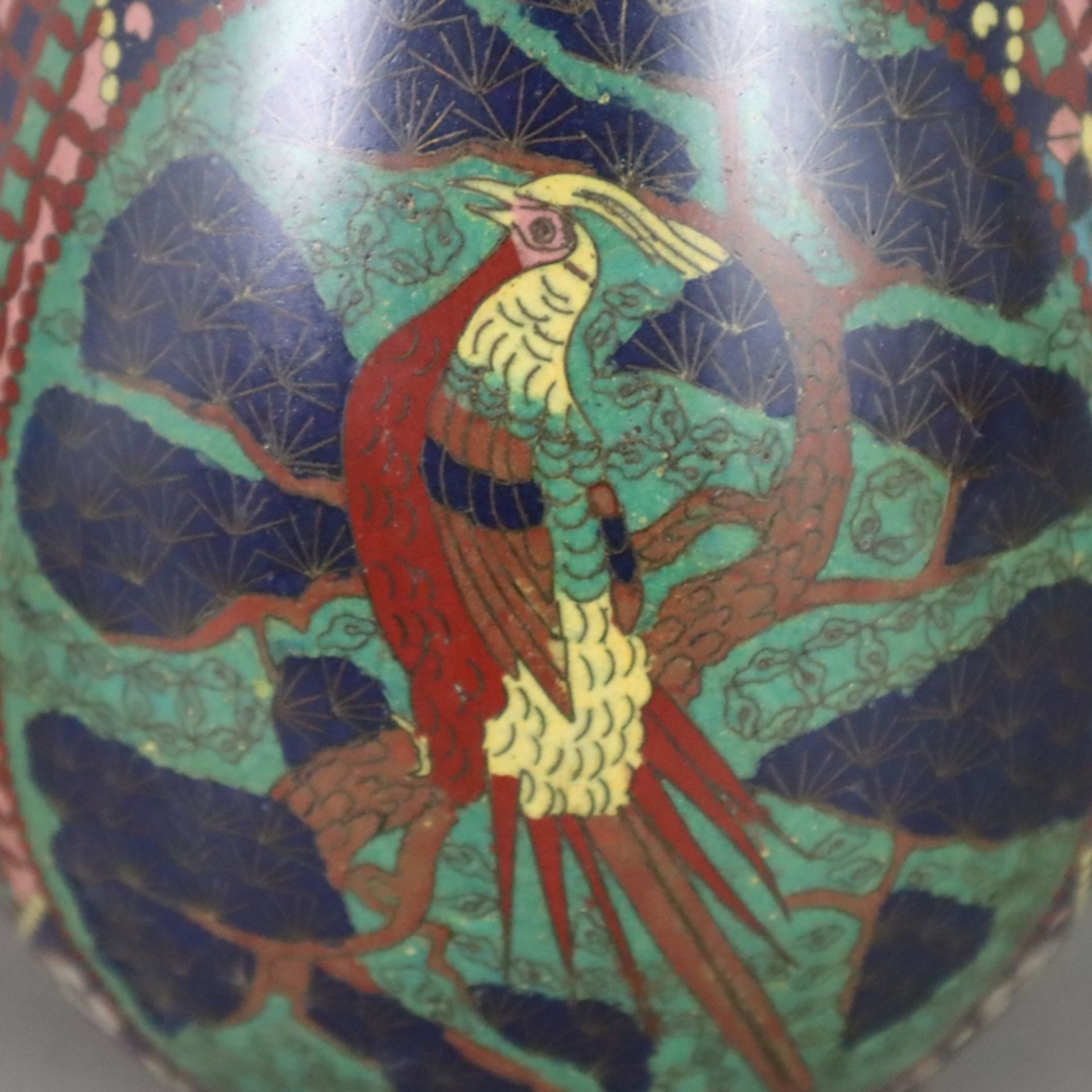 Große Cloisonné-Vase - Japan, Meiji-Zeit, Balusterform mit weit ausgestelltem Trompetenrand, polych - Bild 6 aus 9