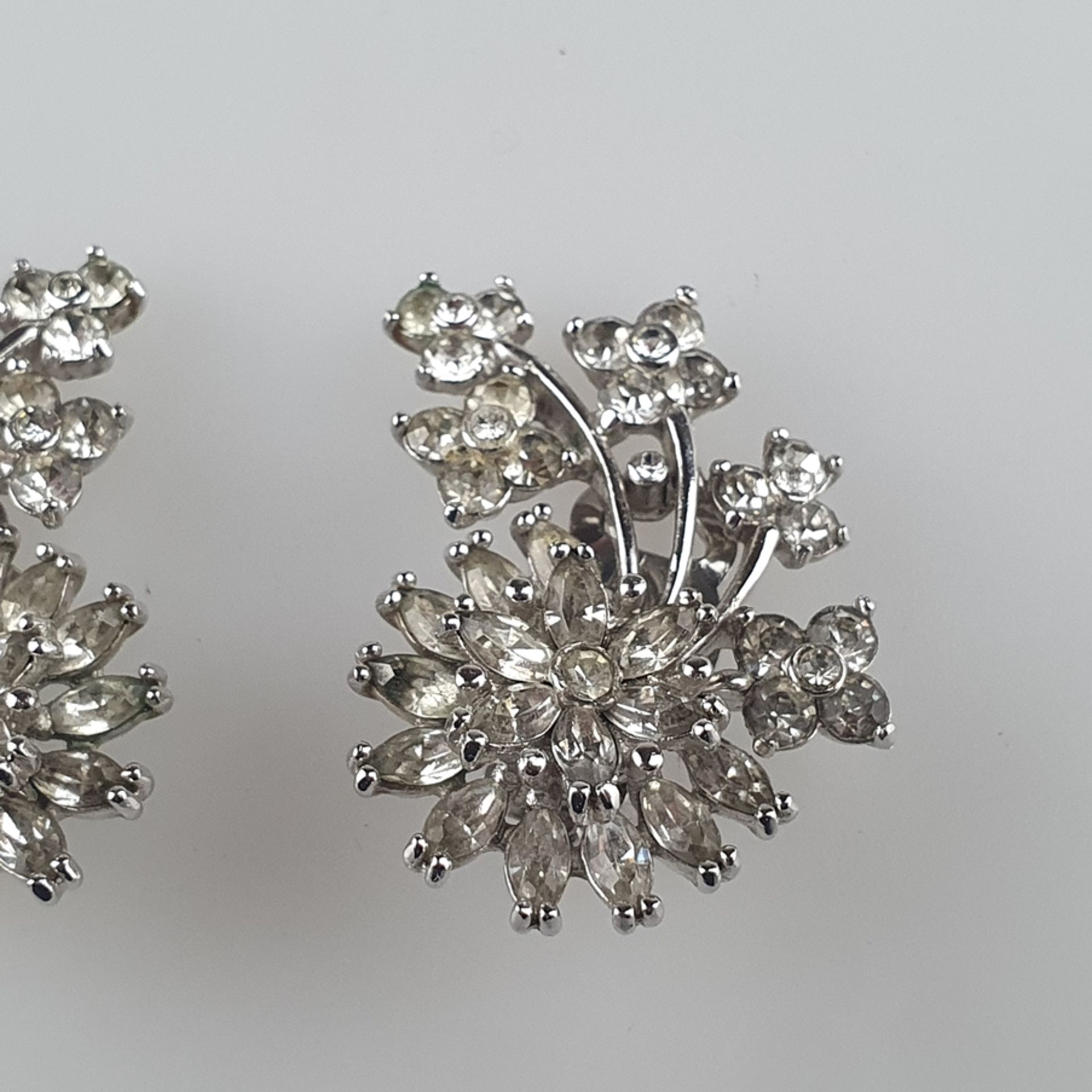 Ein Paar florale Vintage-Ohrclips - PENNINO / USA, vor 1966, silberfarbenes Metall, bewegte Form mi - Image 2 of 4