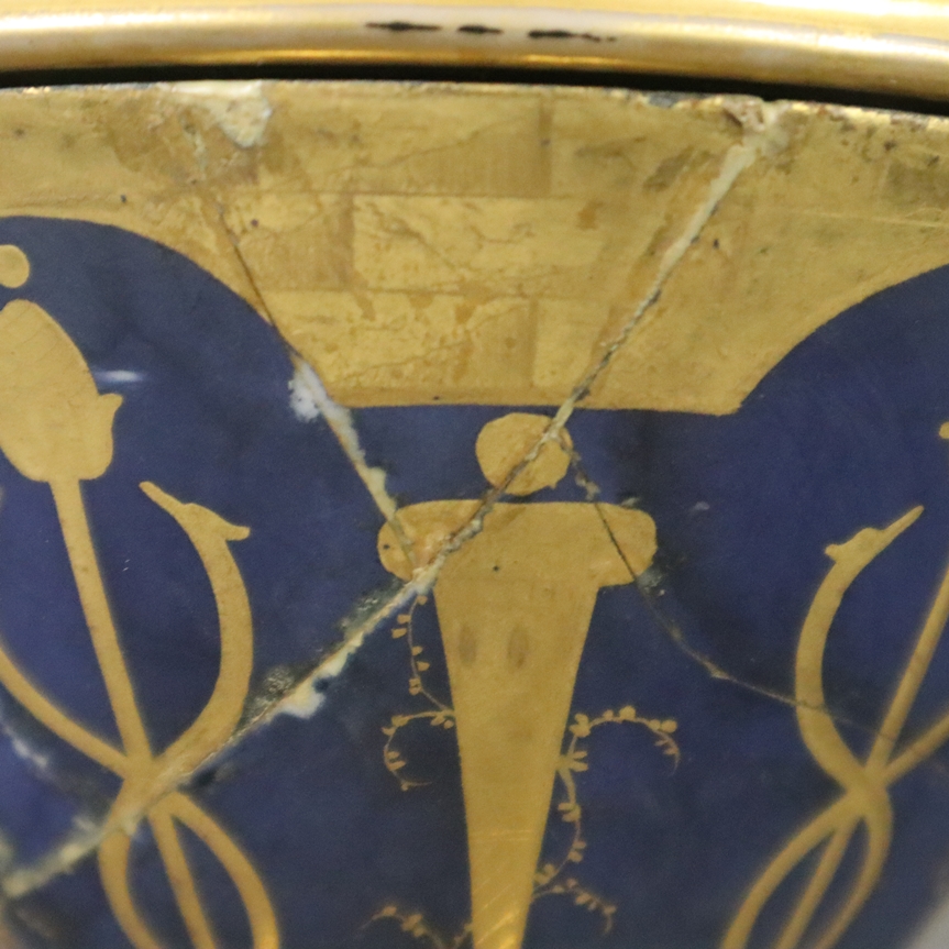 Ein Paar prunkvolle Empire-Vasen mit Jagdszenen - Frankreich, 1. H. 19. Jh., Porzellan, matt- und g - Image 13 of 24