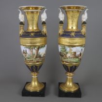 Ein Paar prunkvolle Empire-Vasen mit Jagdszenen - Frankreich, 1. H. 19. Jh., Porzellan, matt- und g