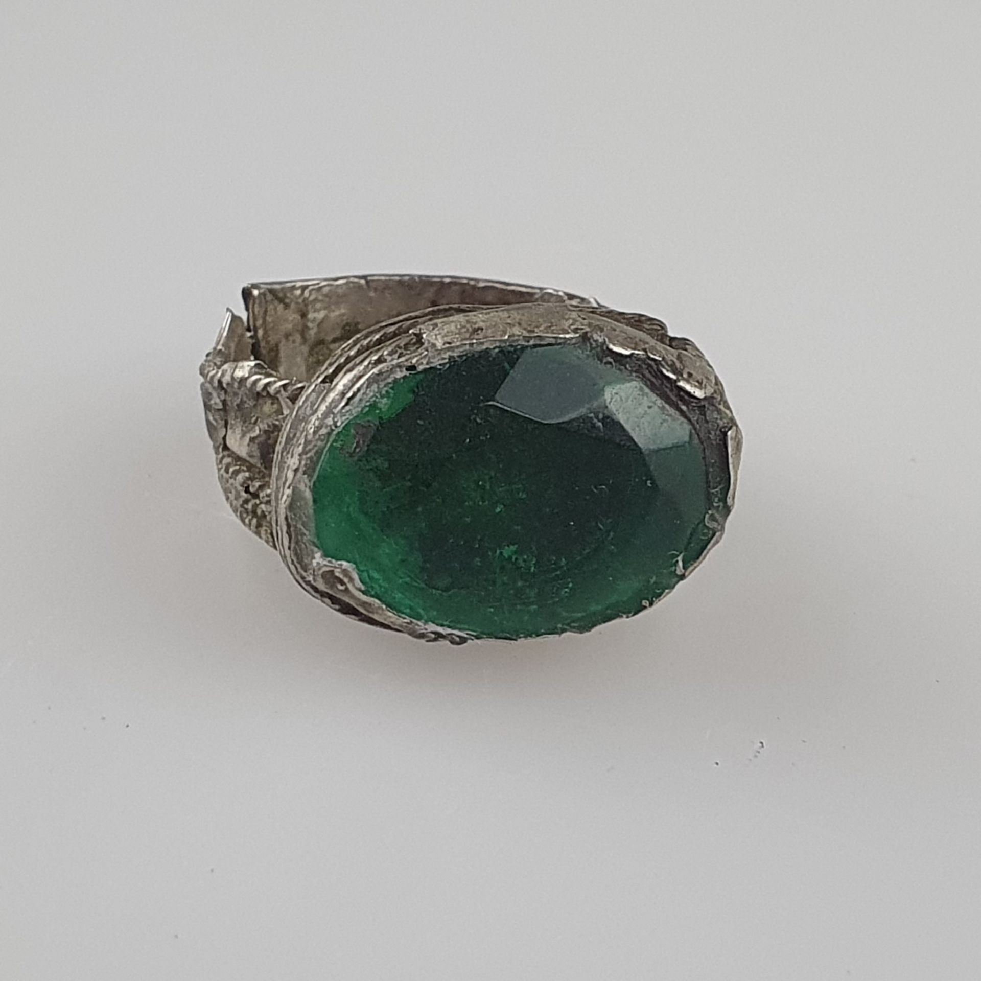 Silberring - mit facettiertem Smaragd besetzt, Ringkopf ca.17 x 12 mm, ca. 5,6g, Ringschiene verzog - Image 2 of 6