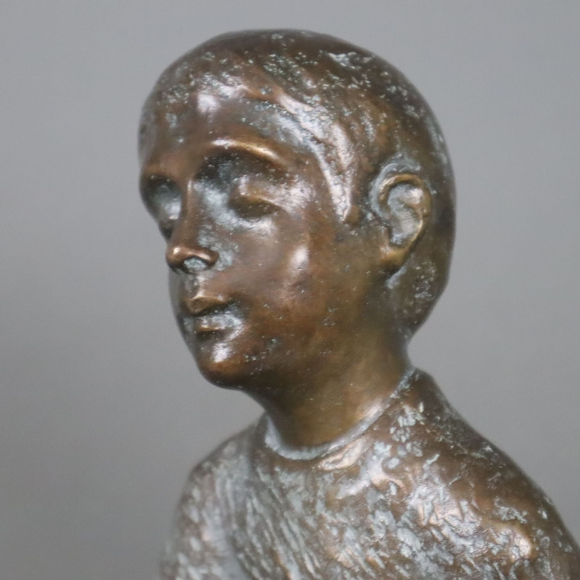 Gerz, Fred (*1944) - "Lauscher und Flötenspieler", 2010, Bronze, braun patiniert, jeweils rückseiti - Bild 5 aus 8