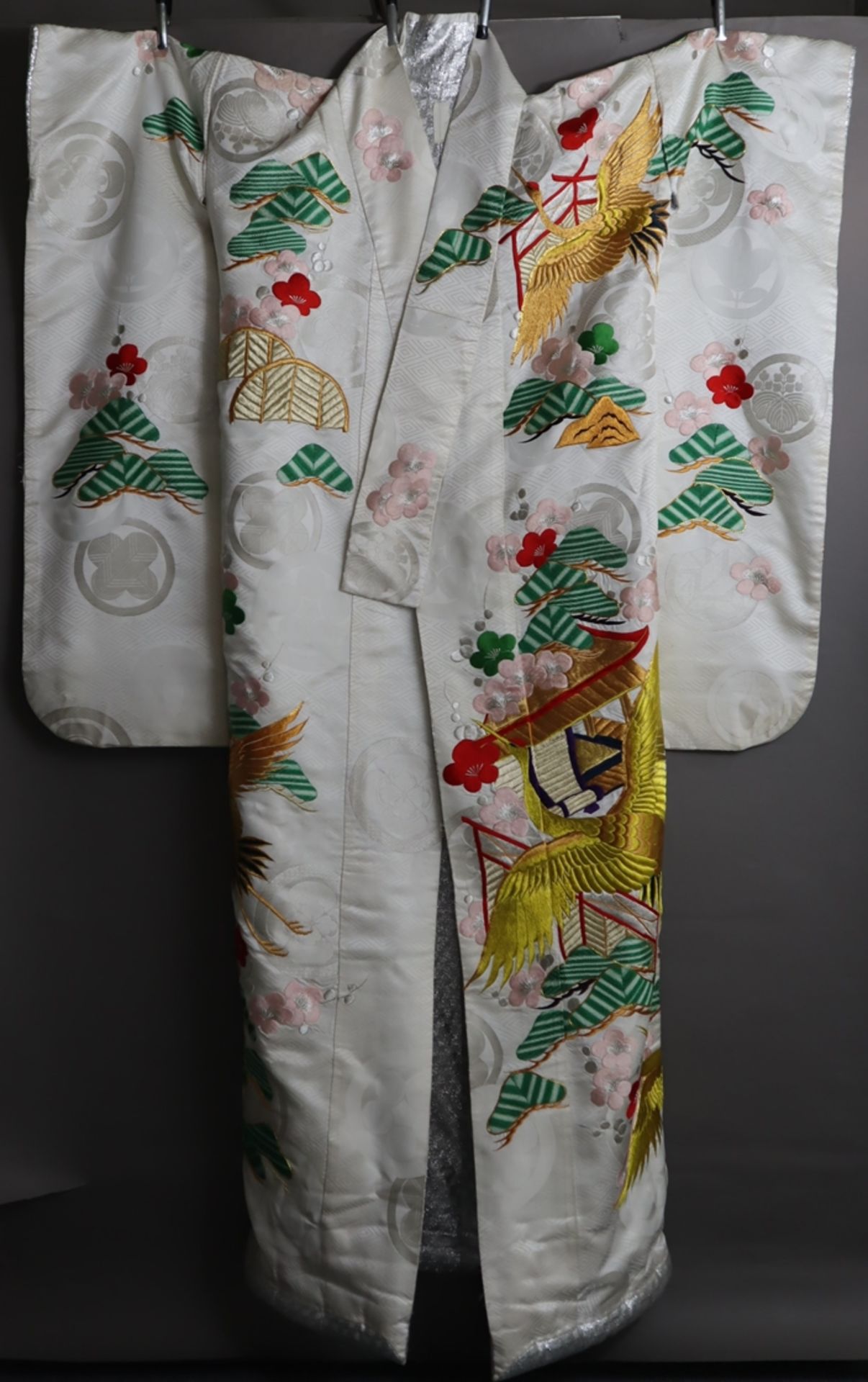 Traditioneller Hochzeitskimono - Japan, 20.Jh., heller Seidenbrokat, farbige Stickerei mit Gold- un