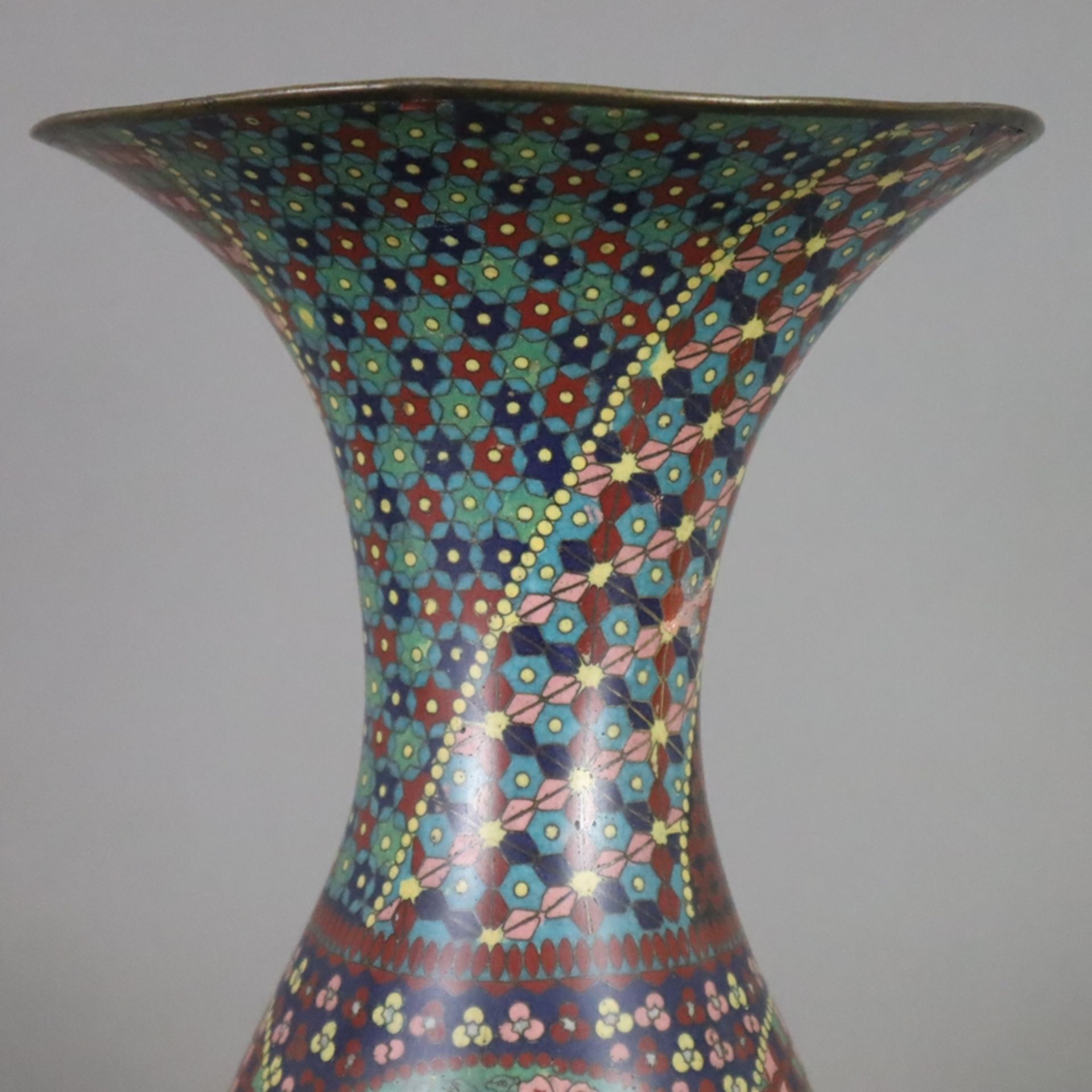 Große Cloisonné-Vase - Japan, Meiji-Zeit, Balusterform mit weit ausgestelltem Trompetenrand, polych - Bild 3 aus 9