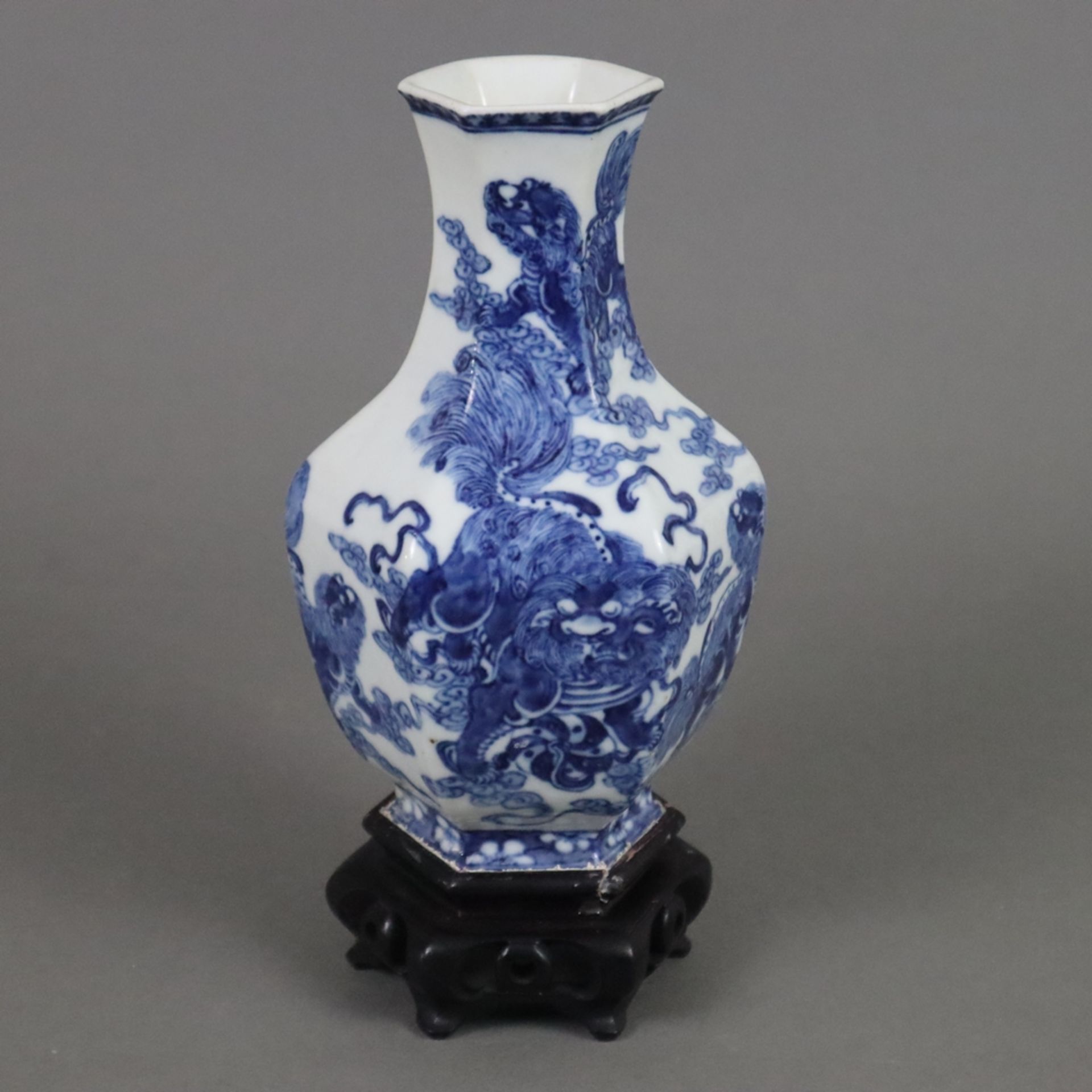 Blau-weiße Vase - Porzellan, gebauchte Balusterform 6-fach gekantet, umlaufend fein gemalter unterg