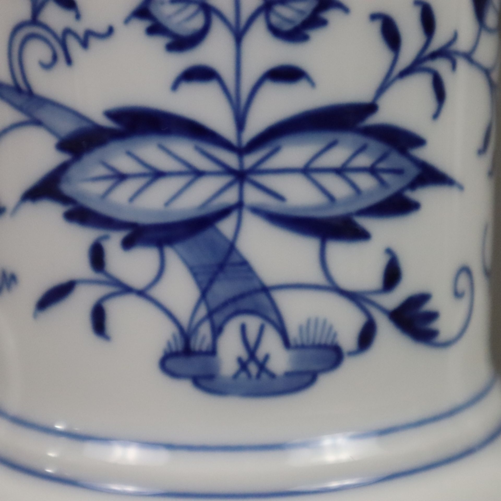 Henkelvase - Meissen, Porzellan, unterglasurblaues Zwiebelmuster, Kelchkraterform mit zwei Henkeln, - Bild 4 aus 9