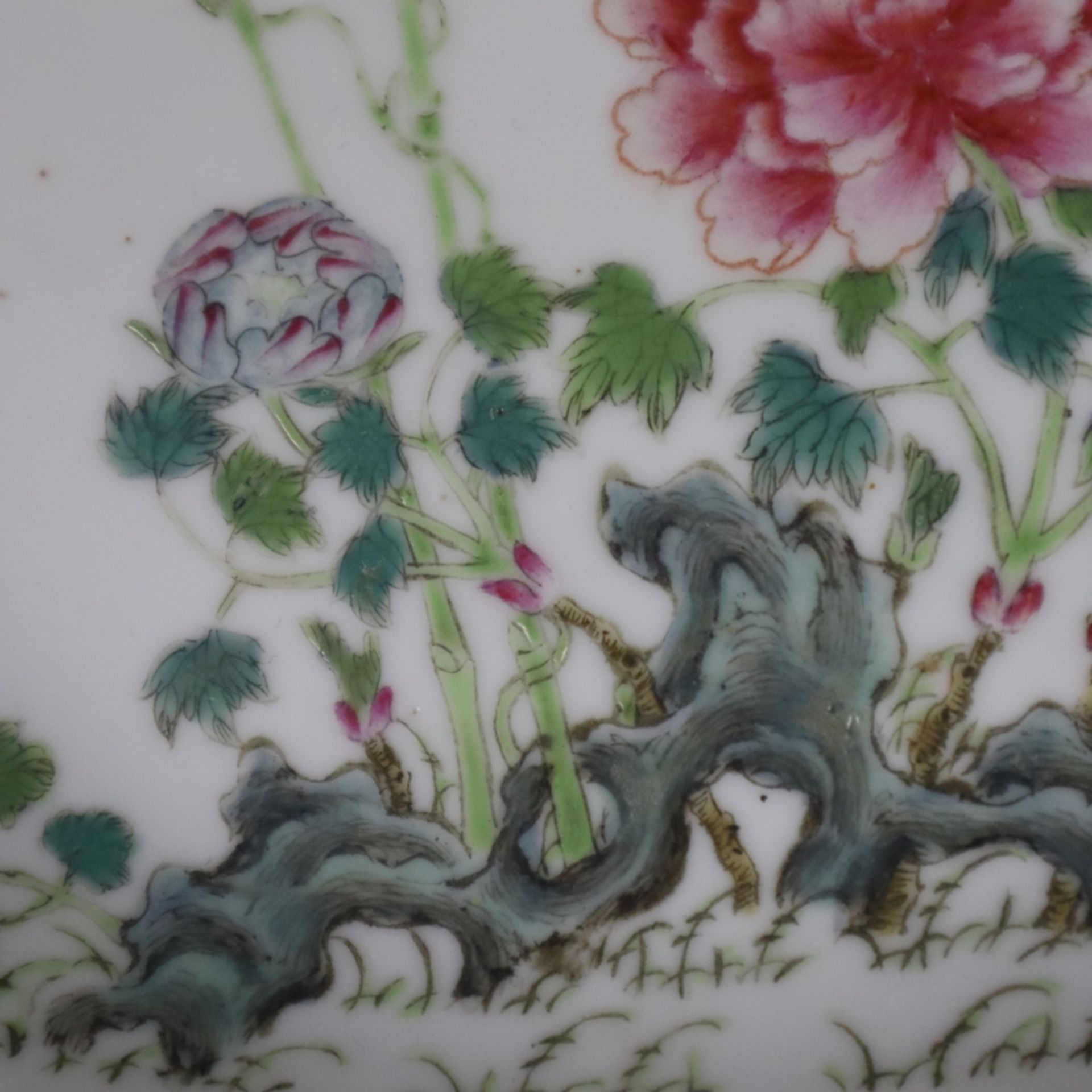 Famille rose-Schale - China, runde gemuldete Form auf Standring, Dekor mit polychromen Emailfarben  - Bild 5 aus 8