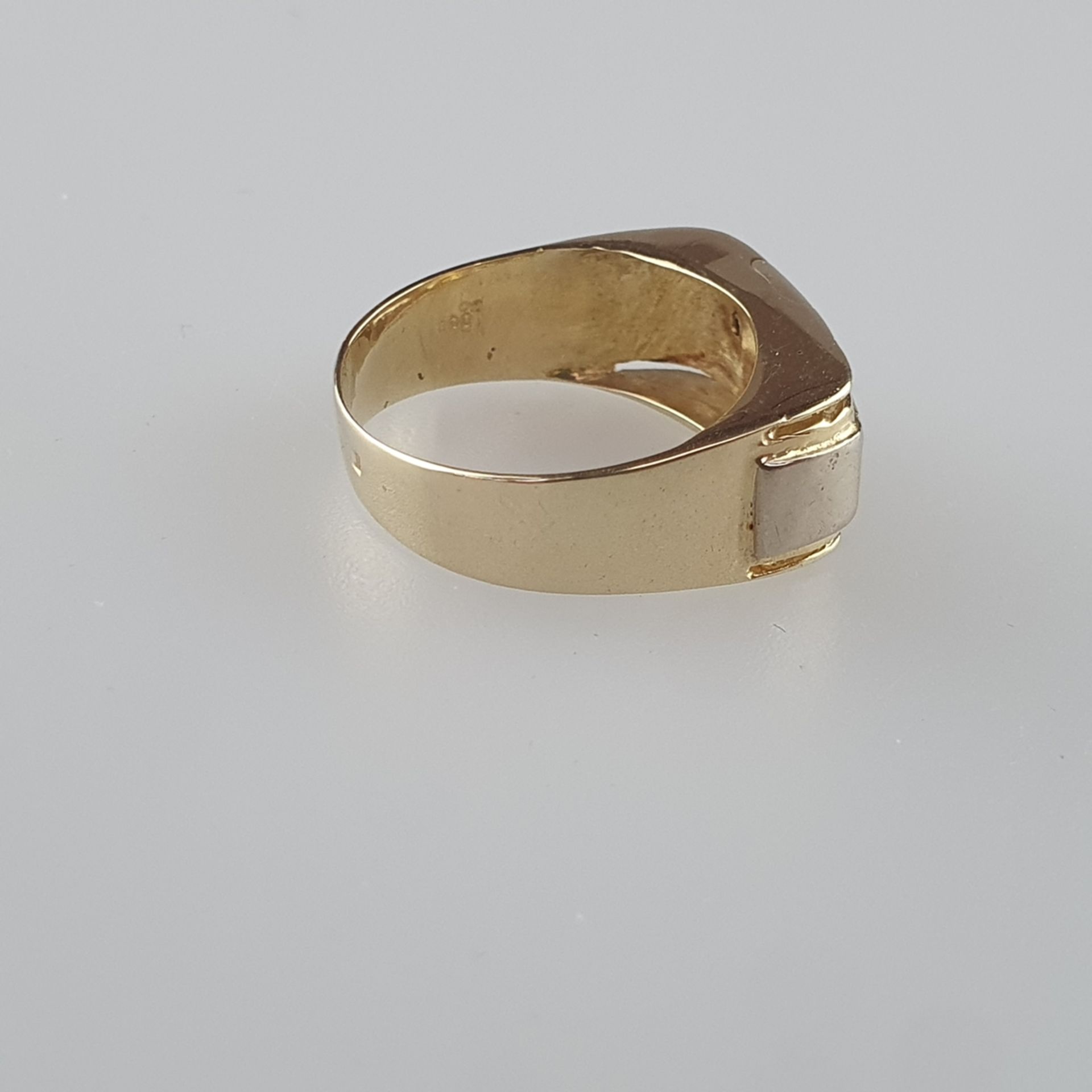 Goldring mit Diamanten - Gelbgold 585/000, gestempelt, länglicher Ringkopf ausgefasst mit fünf klei - Bild 3 aus 5