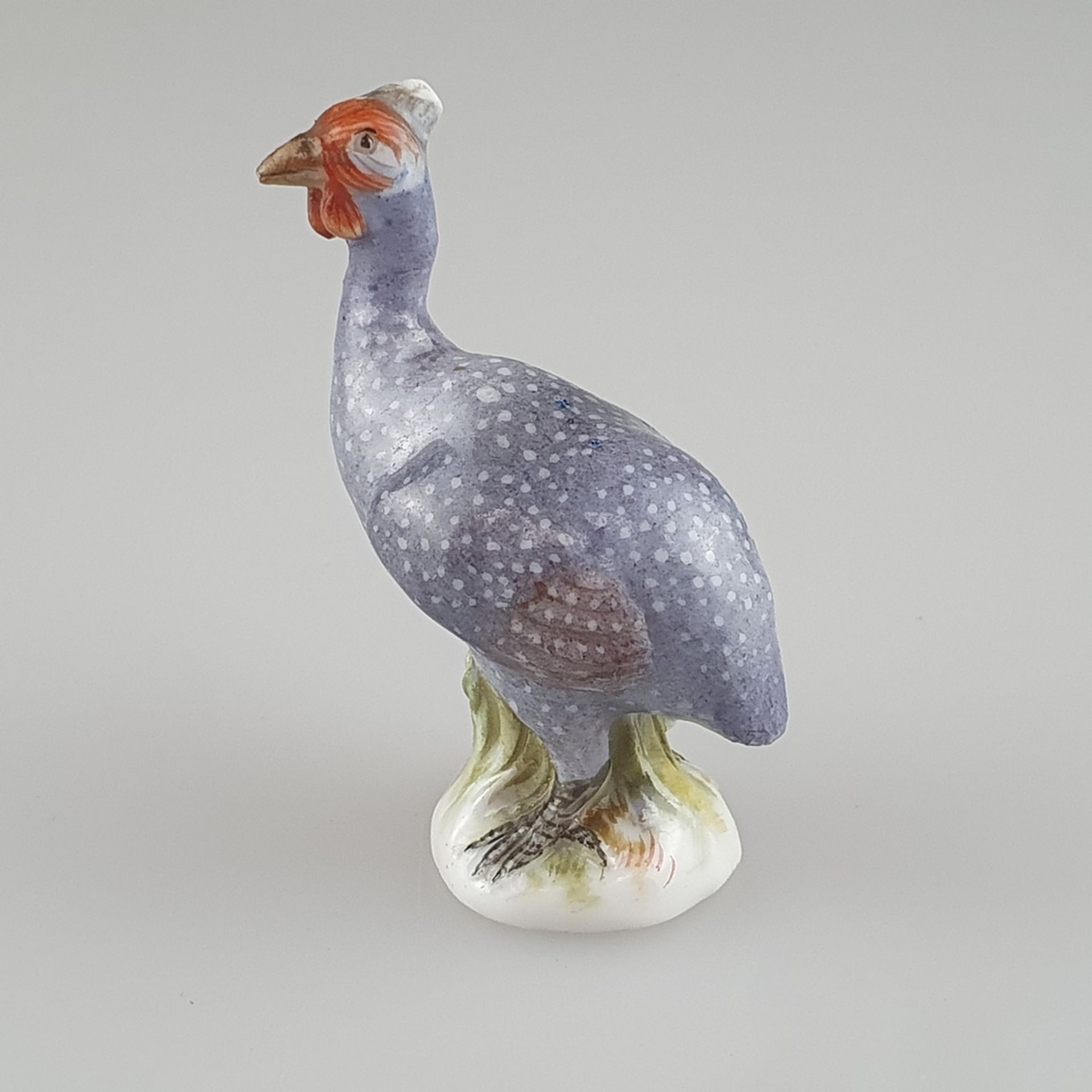 Miniaturfigur Perlhuhn - Meissen, Porzellan, auf rundem Sockel, naturalistisch modelliert und staff