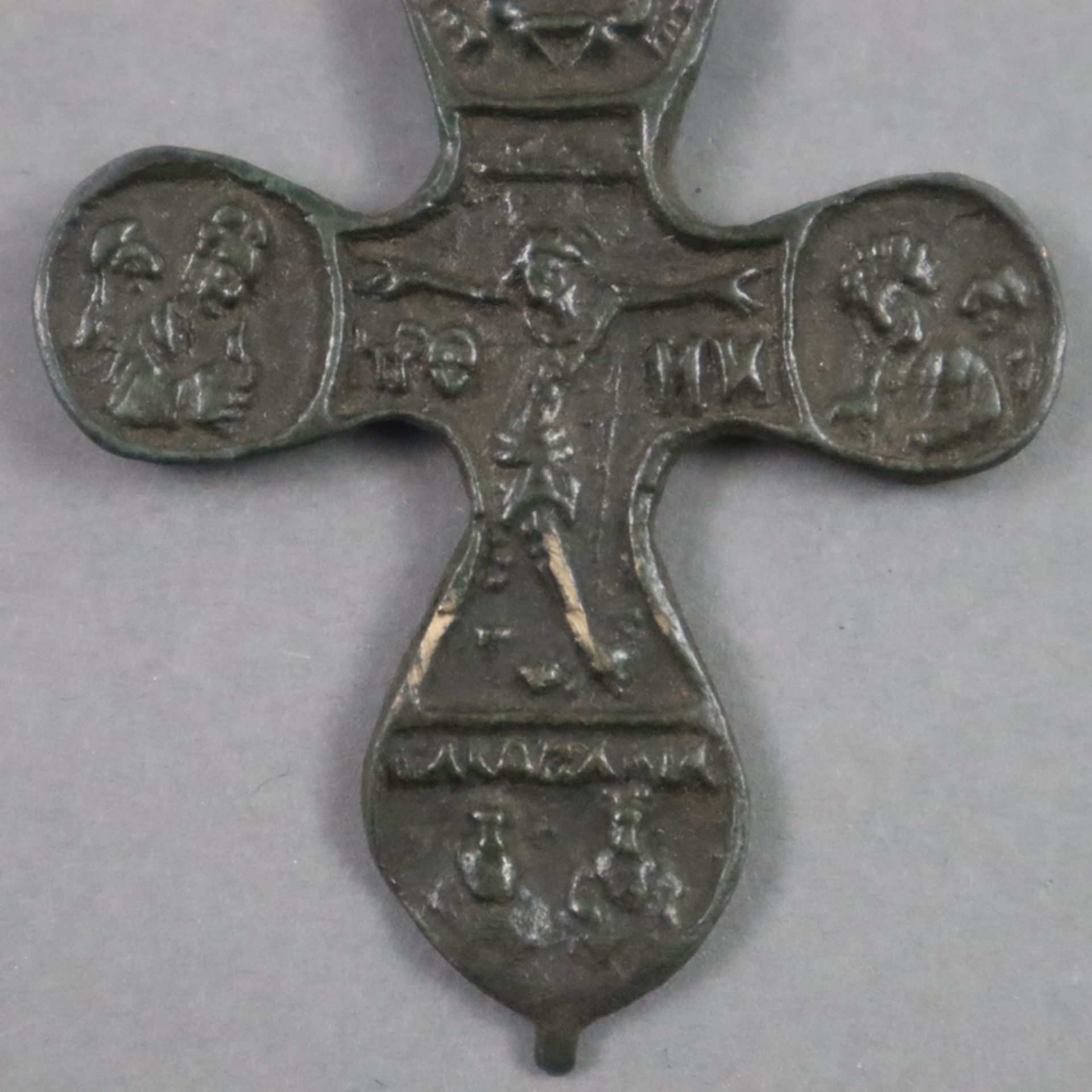 Anhängekreuz - wohl byzantinisch, Bronze mit dunkler Patina, beidseitiger Reliefdekor mit Inschrift - Image 2 of 5