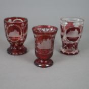 Drei Glasbecher - um 1900, farbloses Glas, rot gebeizt, diverse Mattschliffdekore, 1x Fußbecher, zw