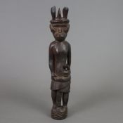 Ahnenfigur - Indonesien, Holz, vollrund geschnitzt, stehende männliche Figur mit Kopfschmuck und Kl