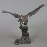 Tierskulptur "Adler" - Weißmetall, braun patiniert, naturalistische Darstellung eines auf Felsensoc