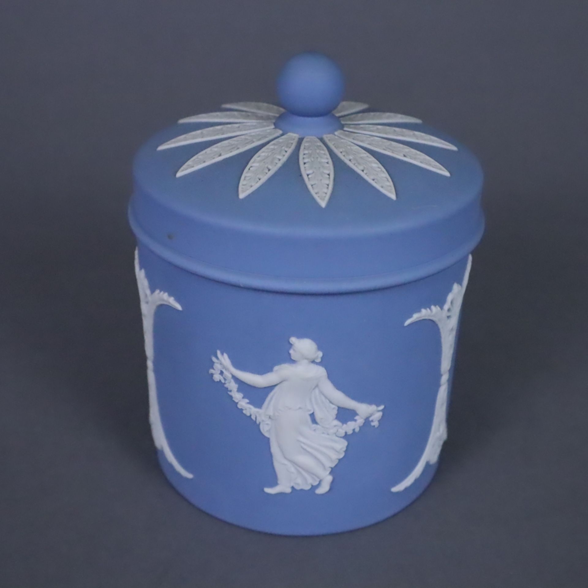 Konvolut Wedgwood - England, Jasperware in Wedgwoodblau, weißer Reliefdekor mit antikisierenden Fig - Bild 2 aus 5