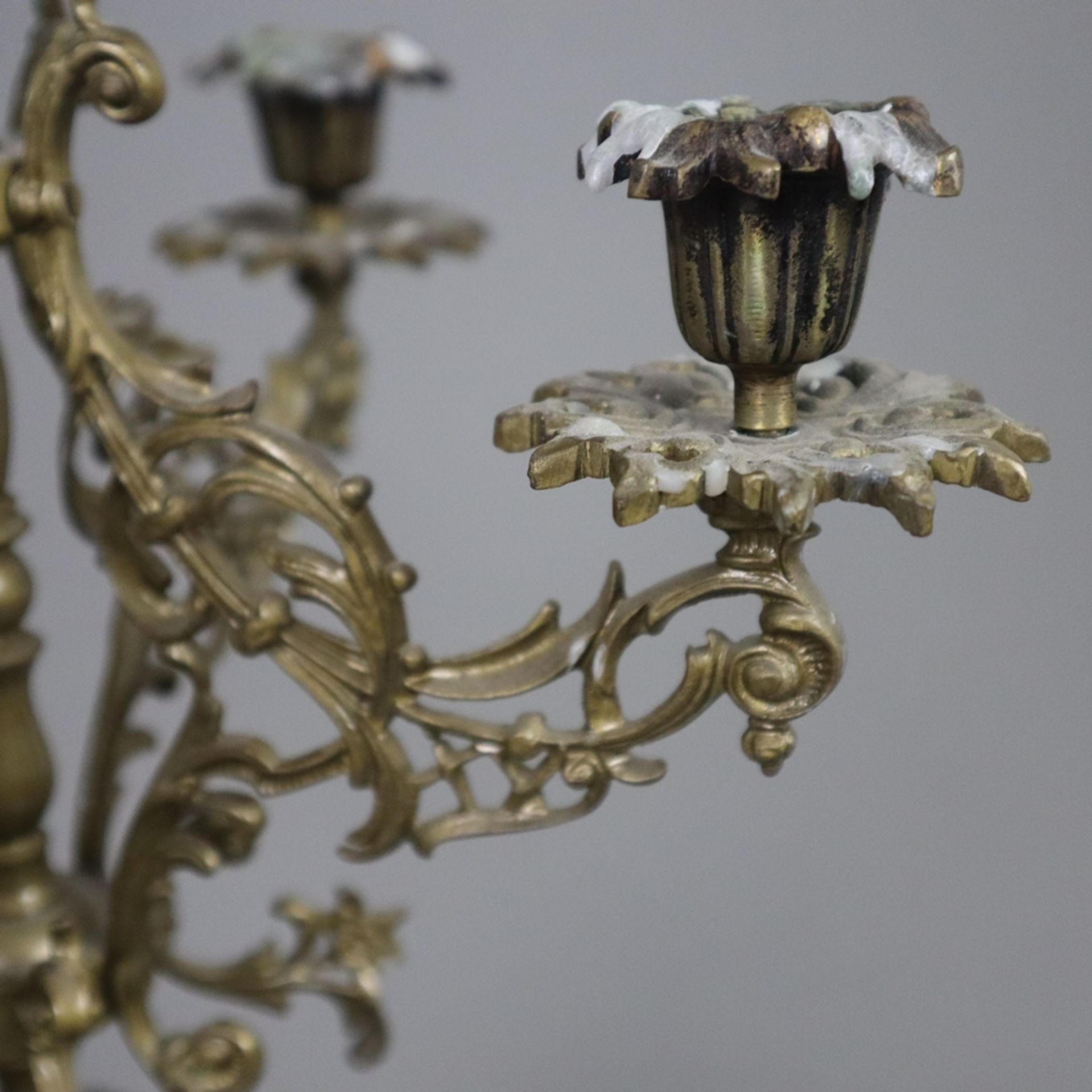 Ein Paar Girandolen - Bronze/ Metall/ geäderter Marmor, vierfüßiger, gestufter Sockel, mittig Marmo - Bild 3 aus 7