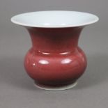 Kleine Vase - China, Porzellan außen mit Pfirsichblütenglasur, das Innere und der Boden weiß glasie
