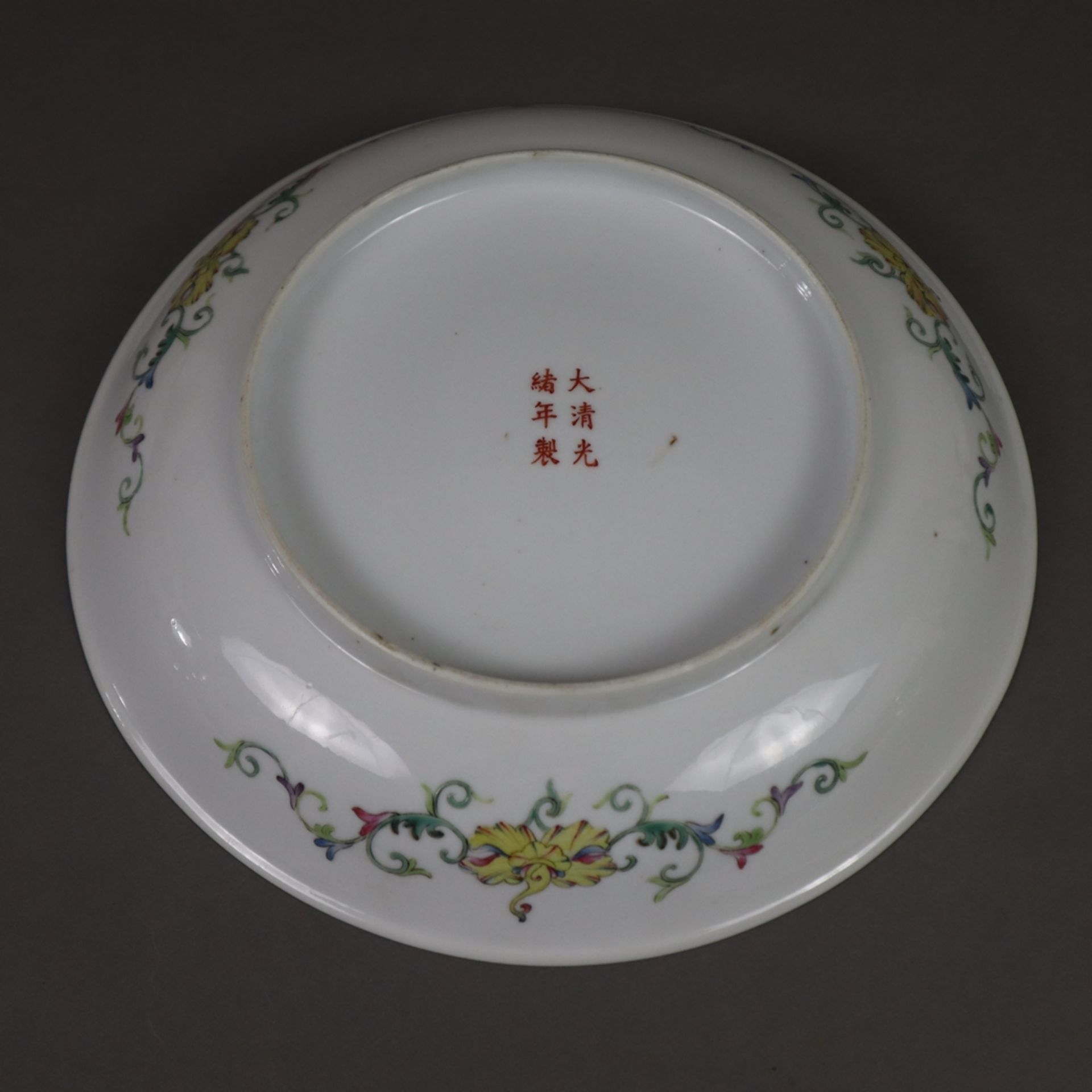 Famille rose-Schale - China, runde gemuldete Form auf Standring, Dekor mit polychromen Emailfarben  - Bild 7 aus 8