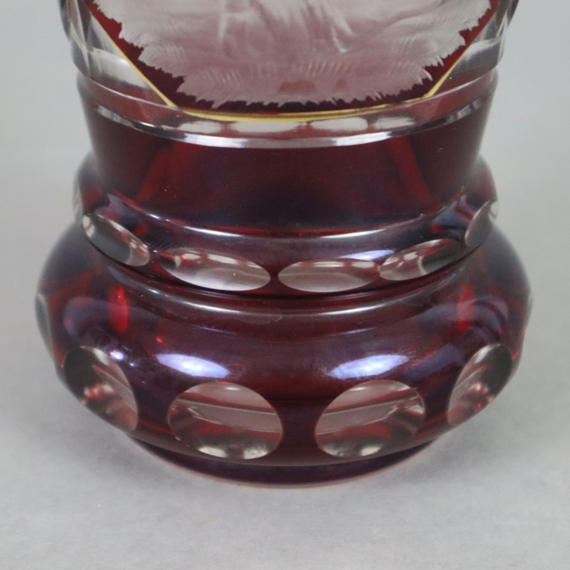 Ranftbecher - Böhmen 19. Jh., farbloses Glas, rot gebeizt, vergoldet, geschliffen, schauseitig Bild - Bild 5 aus 7