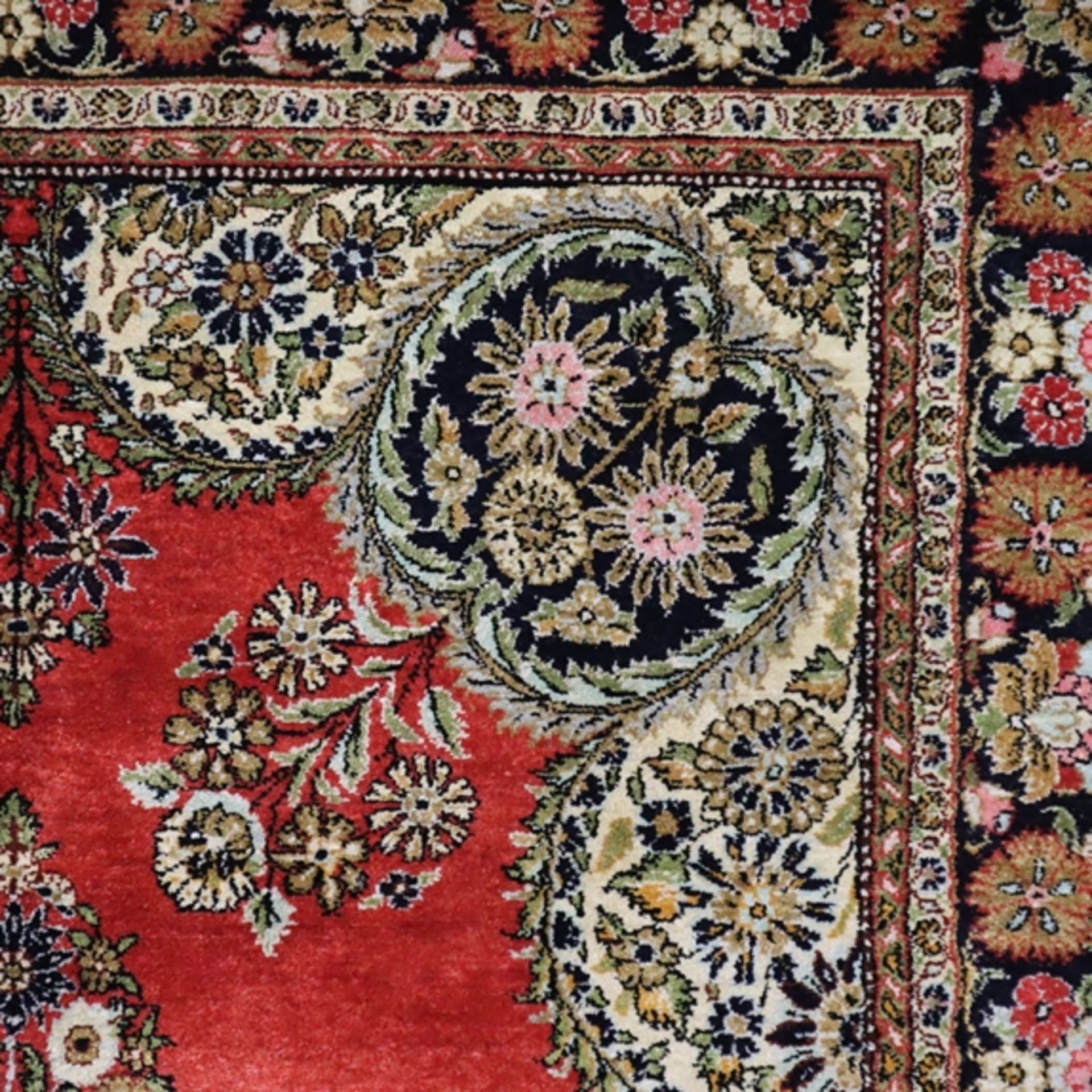 Ghom-Brücke - Seide, rotgrundig, florales Muster, mehrfache Bordüre, Fransen, leichte Gebrauchsspur - Bild 4 aus 7