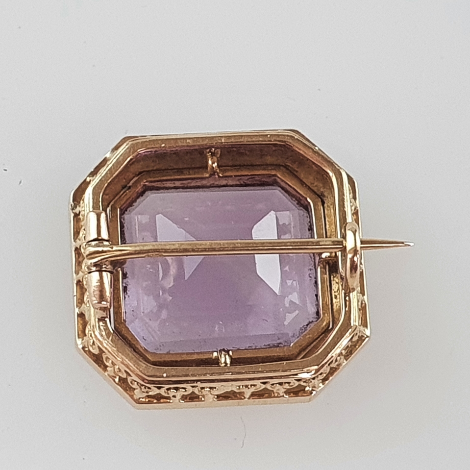 Kleine Amethyst-Brosche - um 1900, Handarbeit, 14 Kt-Gelbgoldfassung (585/000) mit durchbrochen gea - Image 4 of 4