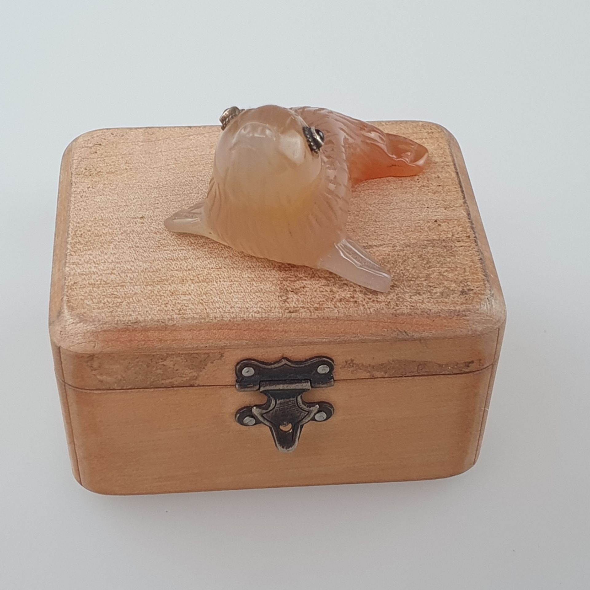 Miniatur-Tierfigur in der Art von Fabergé - vollrunde Achatschnitzerei in Gestalt eines Seehundes,  - Bild 7 aus 8