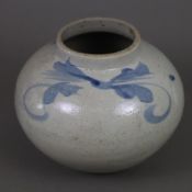 Vase mit unterglasurblauem floralem Dekor - Korea, Joseon-Dynastie, frühes 19. Jh., harter Scherben