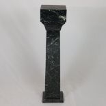 Blumensäule - 20. Jh., grüner Marmor, geädert, aus drei Segmenten, H. ca. 114cm, Abstellfläche ca.