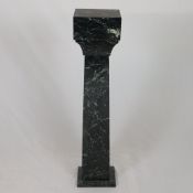 Blumensäule - 20. Jh., grüner Marmor, geädert, aus drei Segmenten, H. ca. 114cm, Abstellfläche ca. 