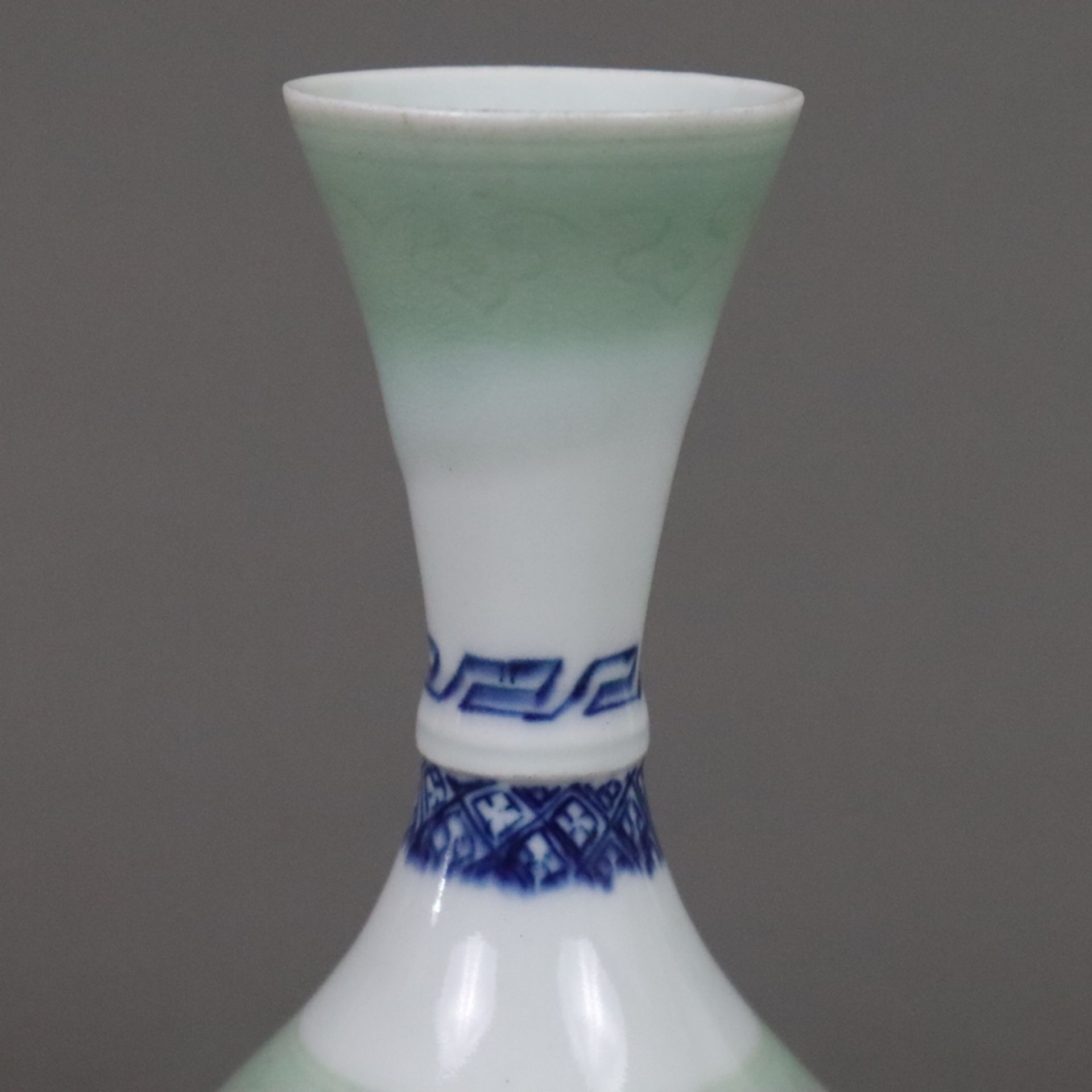 Flaschenvase - China, vom Typ „Yuhuchun“, zierliche blau-weiße Porzellanvase mit birnenförmigem Kör - Bild 3 aus 8