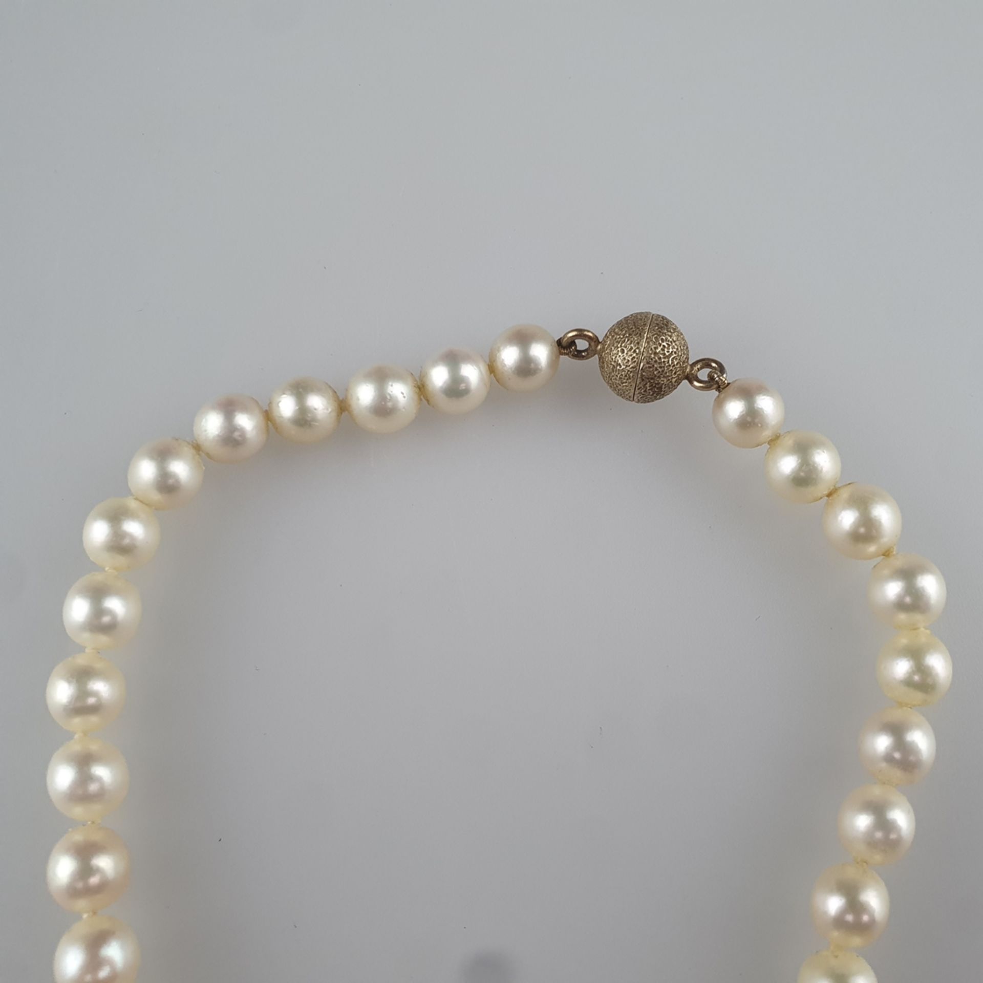 Perlencollier mit Diamantanhänger - Kette aus 50 Perlen in Einzelknotung (Dm. 7,5 mm), Magnetversch - Bild 4 aus 7