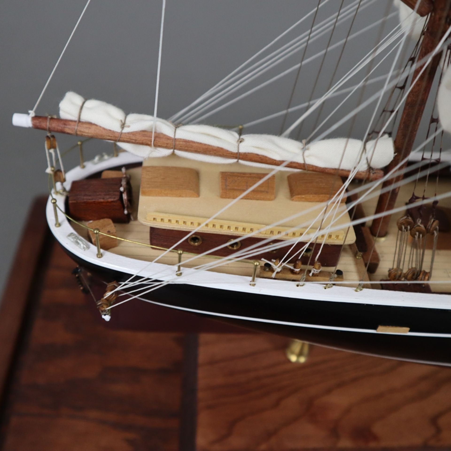 Modellschiff "Cutty Sark" im Schaukasten - maßstabgerechter Nachbau des englischen Tee- und Wollkli - Bild 9 aus 13