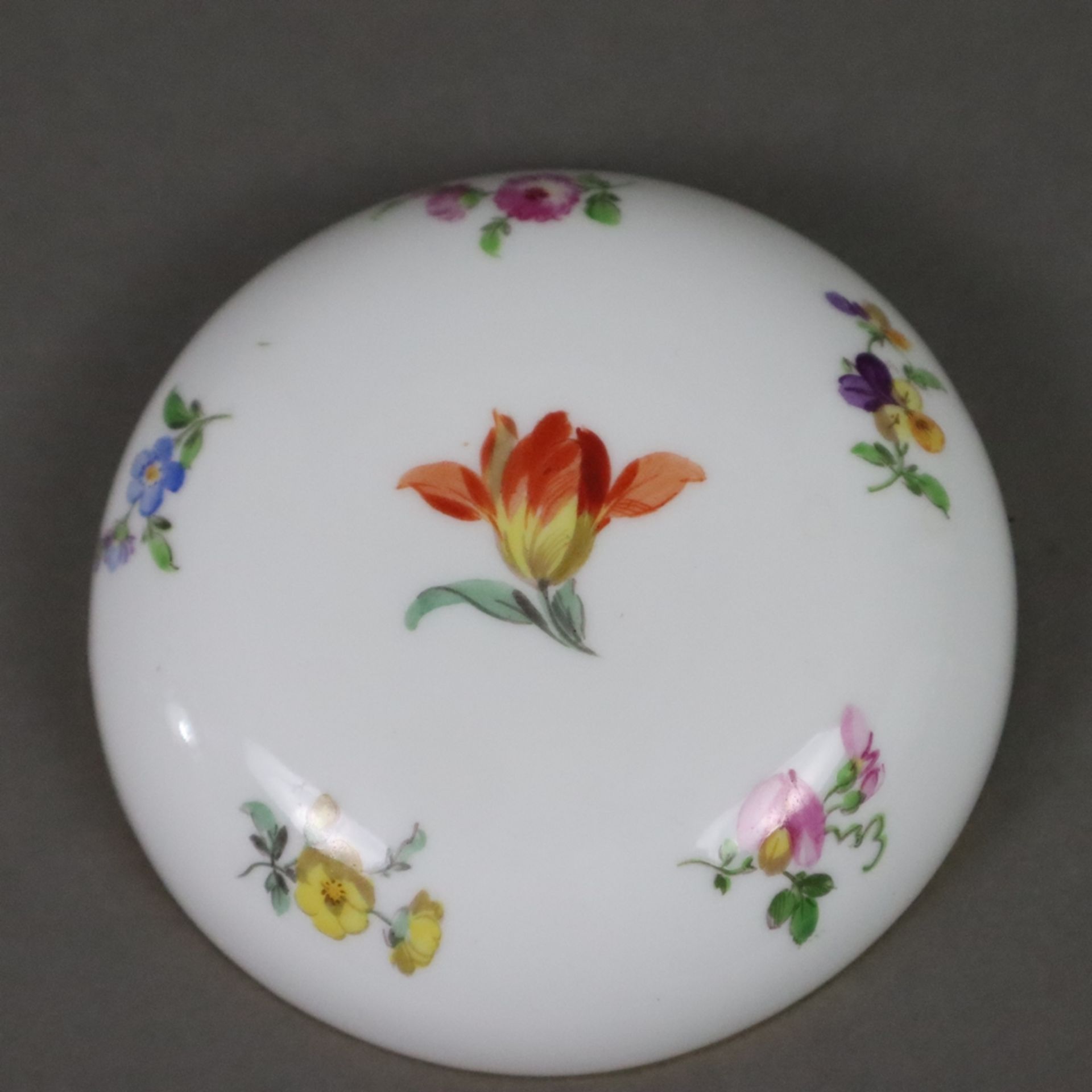 Deckeldose - Meissen, Porzellan, gedrückte Kugelform, fein bemalt mit gestreuten Frühlingsblumen, G - Bild 3 aus 7