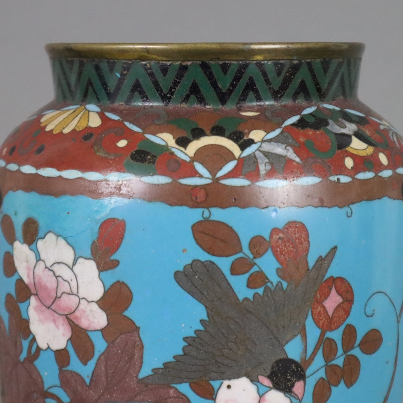 Cloisonné-Vase - Japan, späte Edo-Zeit, leicht gebauchte Balusterform, abgerundete Schulter mit ver - Image 3 of 9