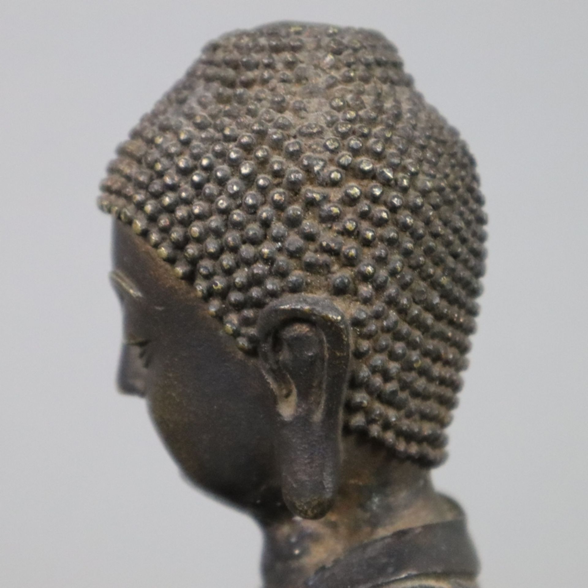 Buddhafigur - China, Bronzelegierung braun patiniert, in Meditationspose auf hohem Lotossockel sitz - Image 7 of 9