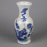 Balustervase - China, gräuliche „Guan“-Glasur mit ausgeprägtem Craquelé, schauseitig fünfklauiger D