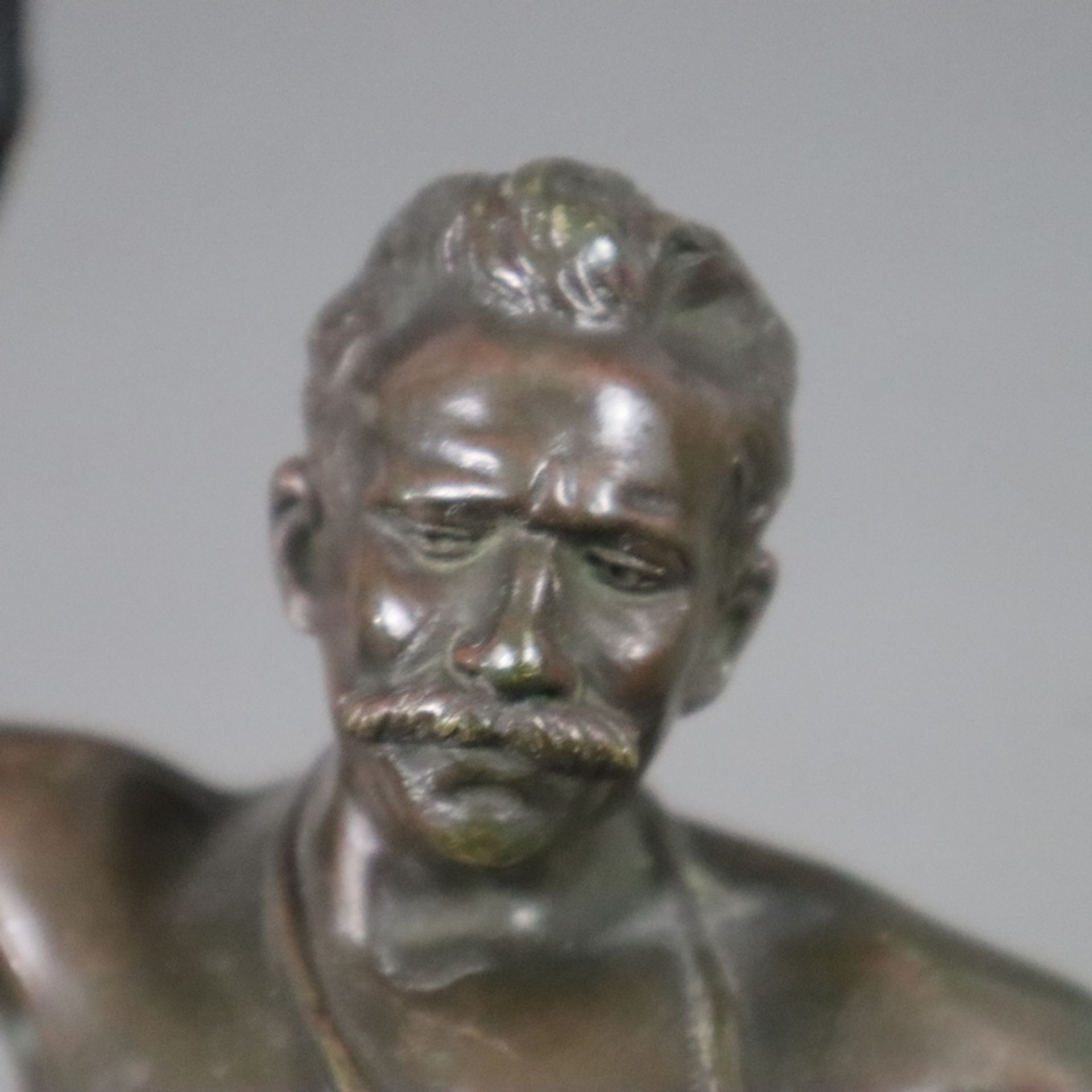 Picciole, N. (XIX / XX) - Schmied bei der Arbeit, Bronze, braun patiniert, männlicher Halbakt mit S - Bild 3 aus 9