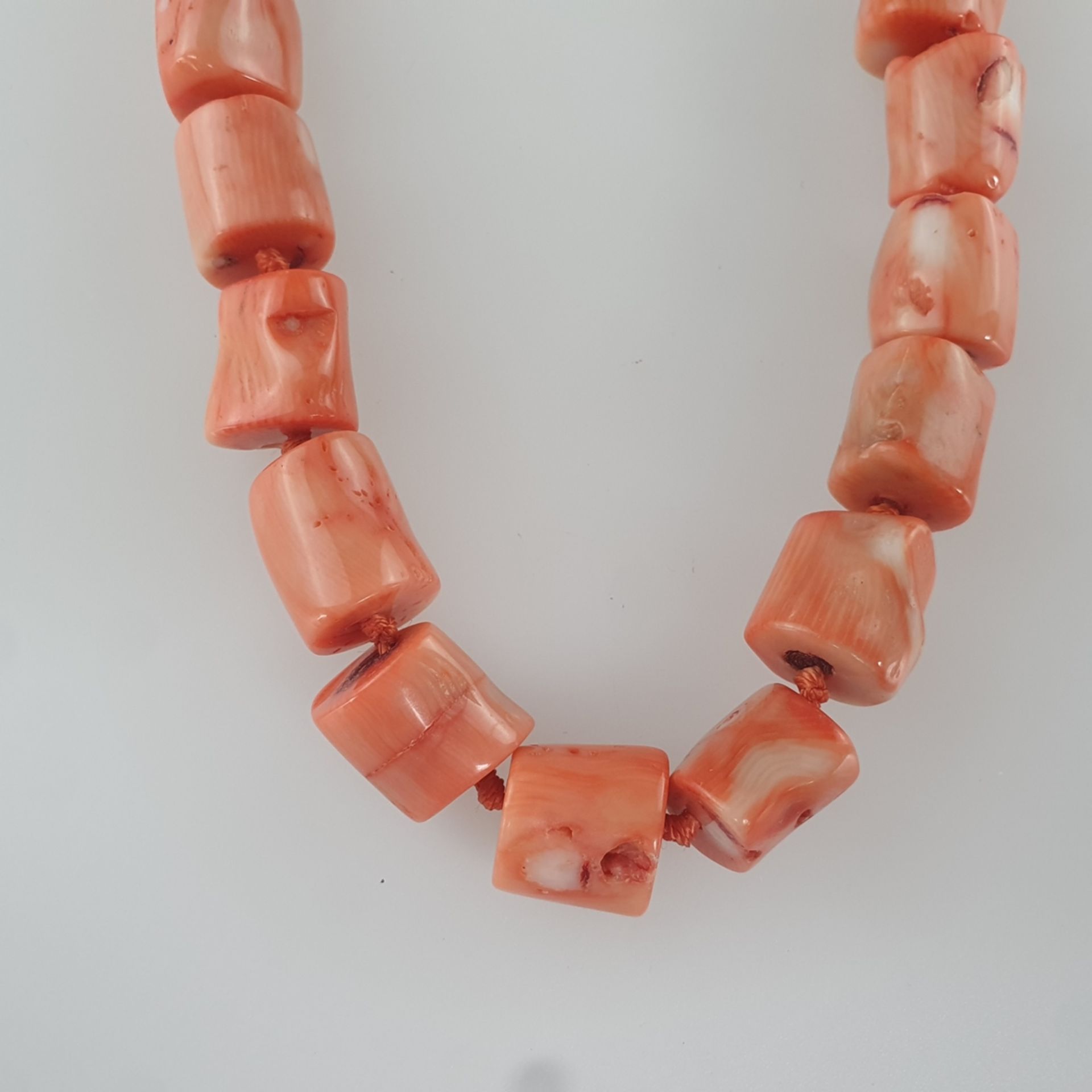 Korallenkette - Halskette aus 27 Korallen-Nuggets (L.ca. 13 bis 17 mm), in Einzelknotung, 925er-Sil - Bild 3 aus 5